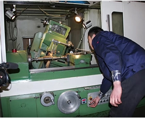 S7732蝸桿磨床，精度可達(dá)5級(jí)